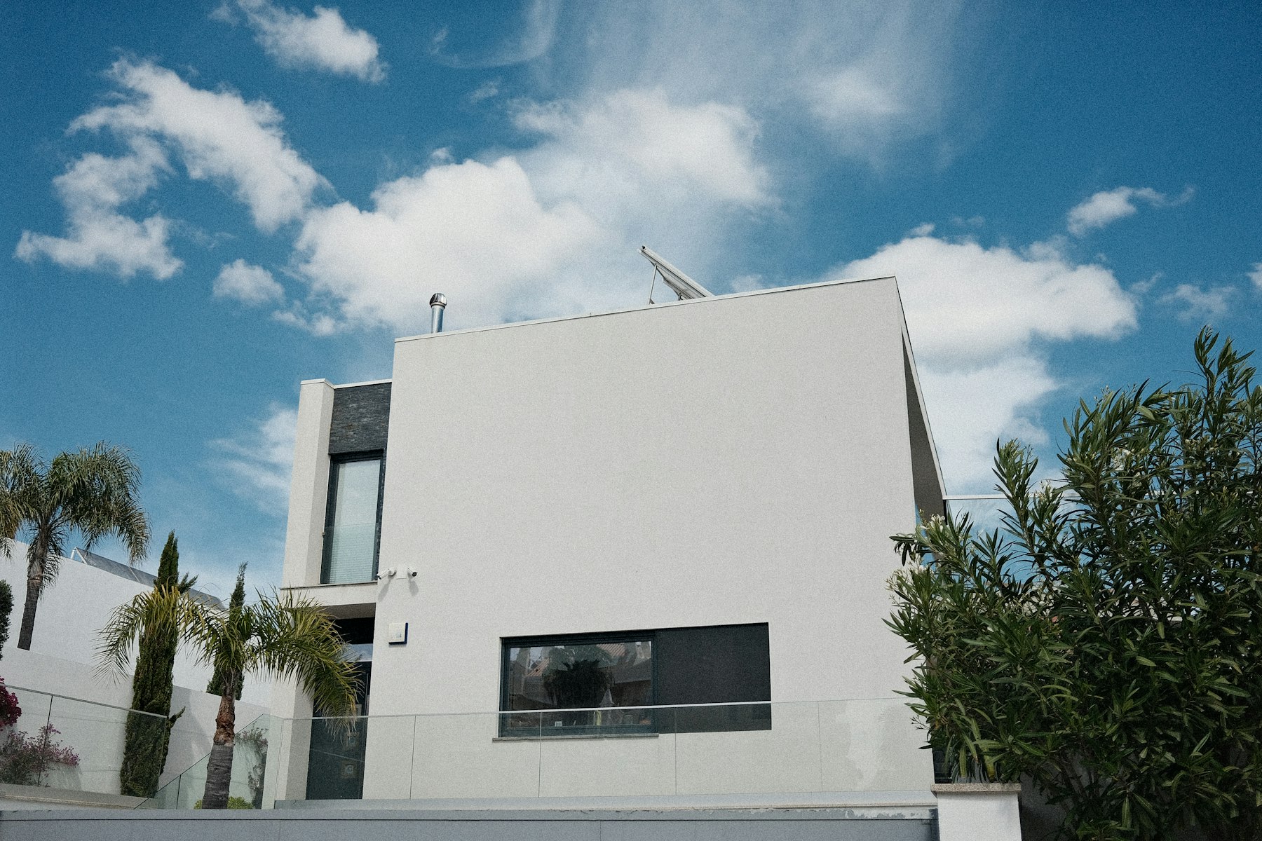 Maison contemporaine blanche aux lignes géométriques