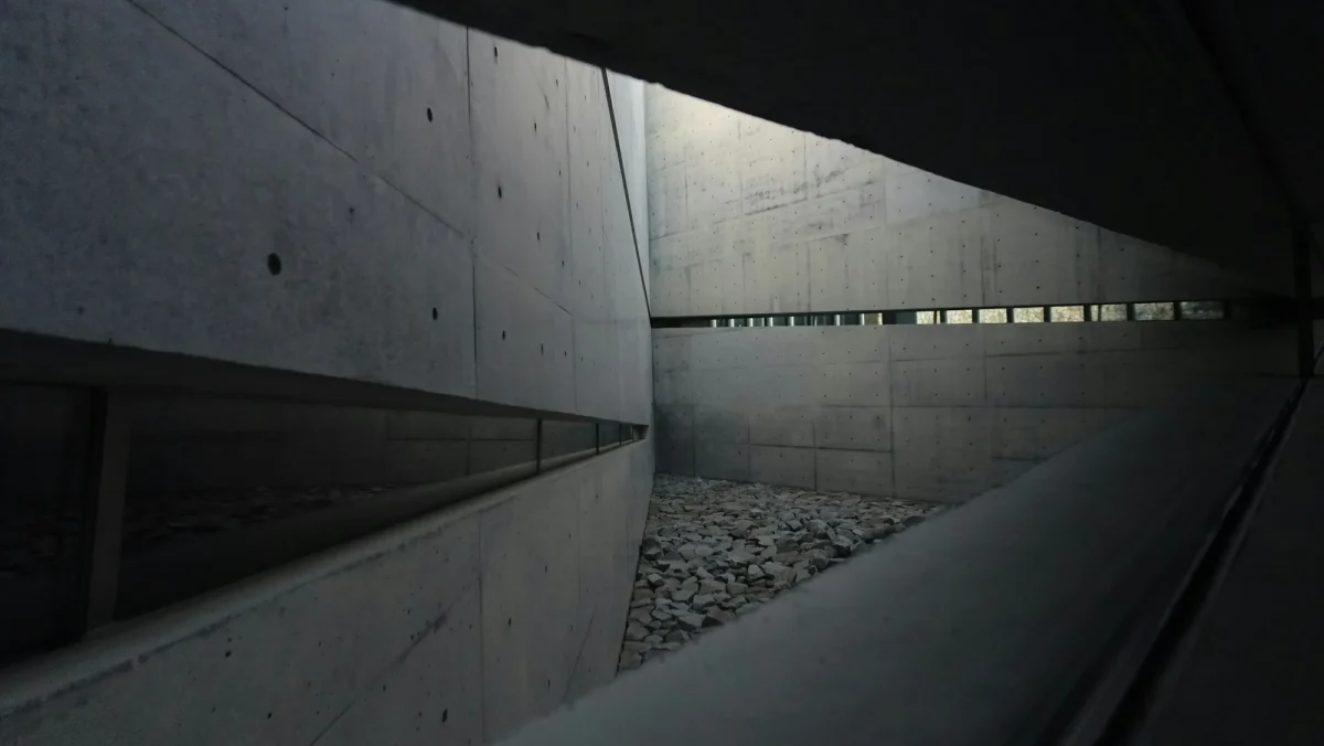 Volumes en béton éclairés par une lumière rasante