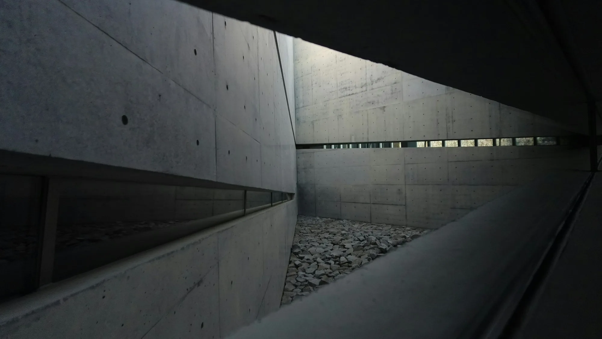 Volumes en béton éclairés par une lumière rasante