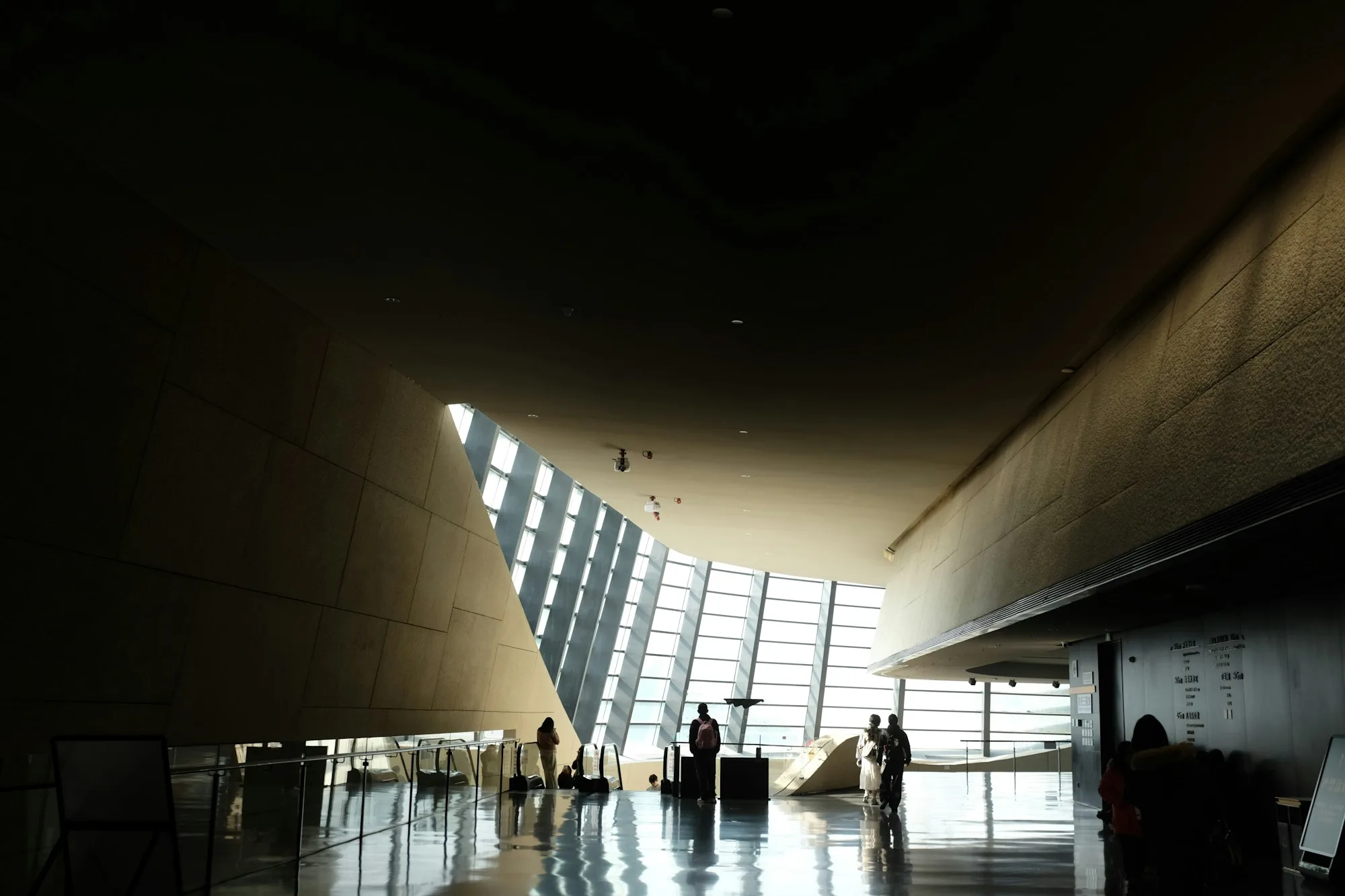 Personnes traversant un espace architectural contemporain
