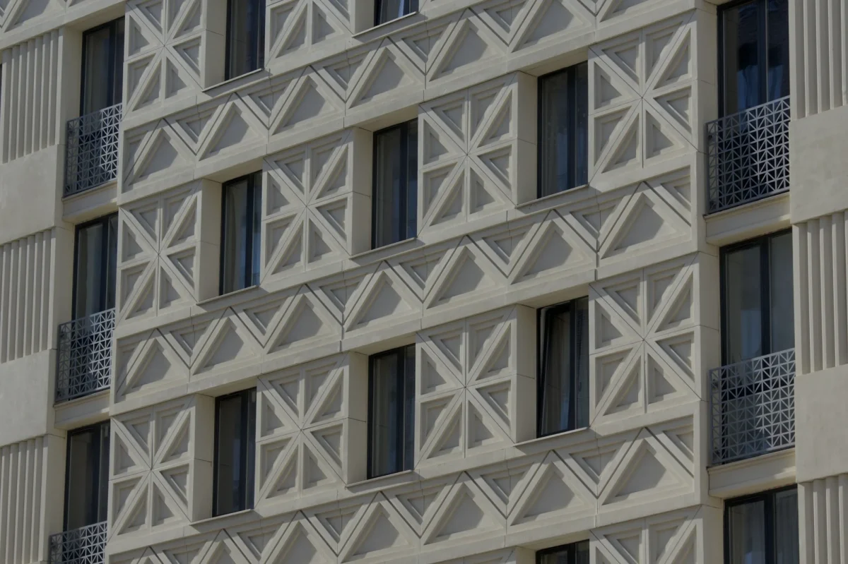 Façade contemporaine en béton aux ouvertures géométriques