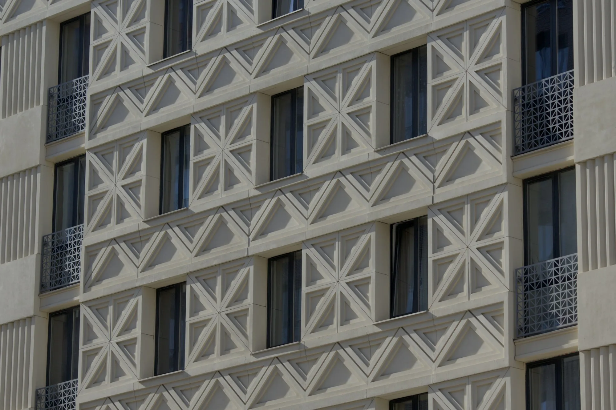 Façade contemporaine en béton aux ouvertures géométriques