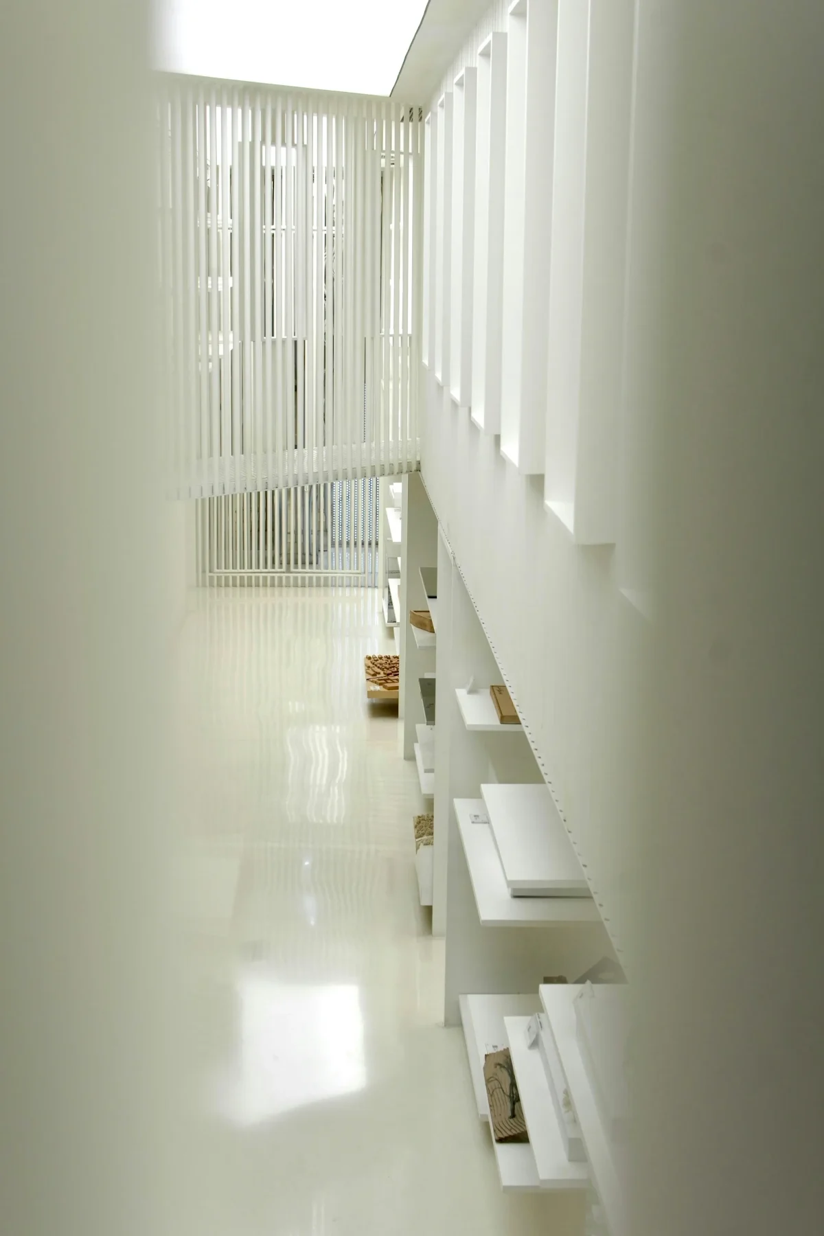 Intérieur blanc minimal baigné de lumière naturelle