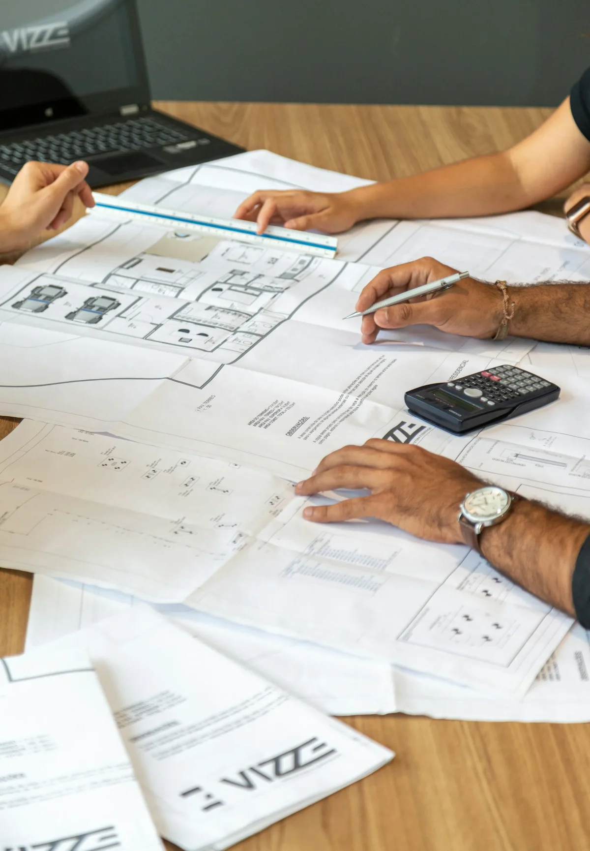Plans d’architecture consultés sur une table de travail